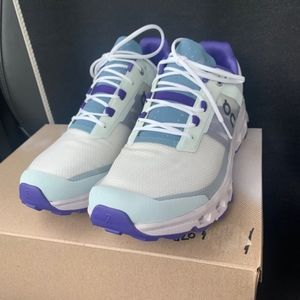 On cloudvista frost/mineral sneakers